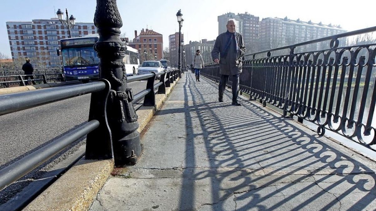 Estado de las aceras del Puente Mayor.-J.M. LOSTAU
