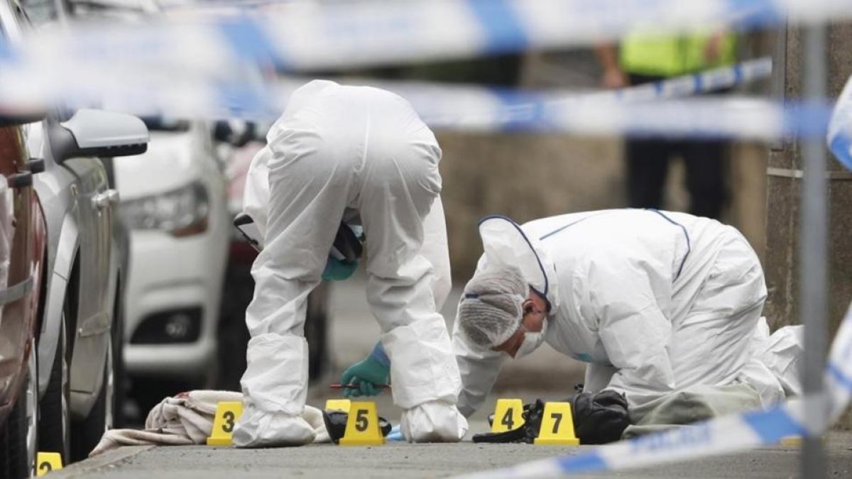 Forenses de la policía británica trabajan en el lugar donde la dipurada Jo Cox fue asesinada.-REUTERS / PHIL NOBLE