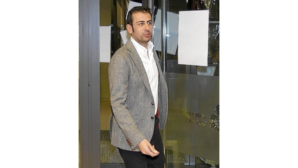Sunil Bhardwaj sale de las oficinas del CB Valladolid-J.M.Lostau