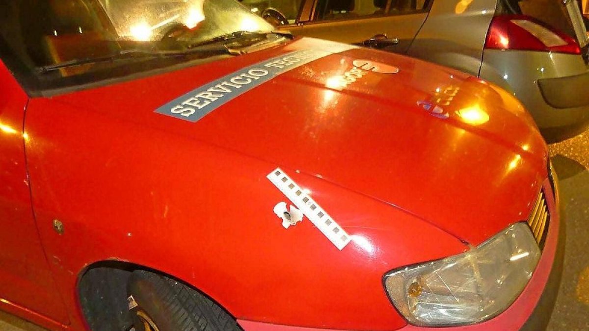 Coche aparcado que recib ió un impacto en la aleta y otro en la rueda.-E. M.