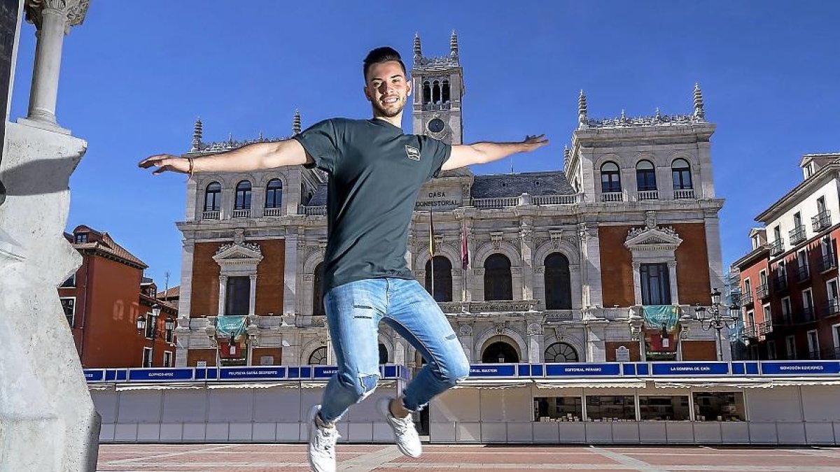 Aunque por estatura no lo parece, 192 centímetros contra 165, es el sobrino del exfutbolista del Real Valladolid Víctor Fernández.-PABLO REQUEJO