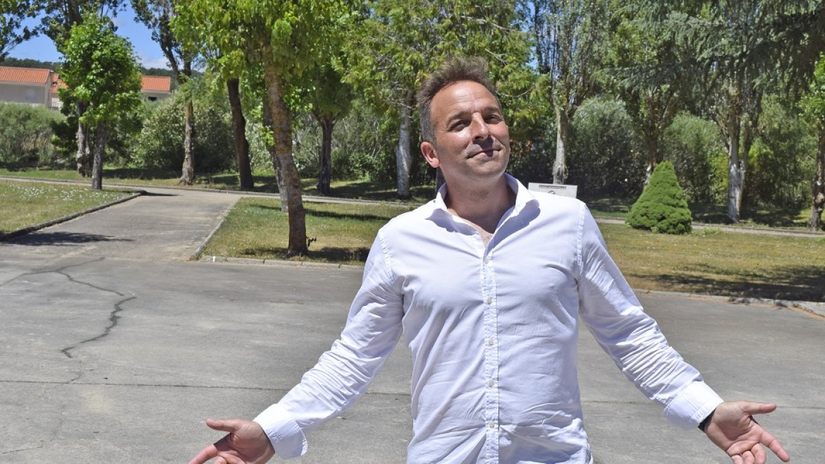 Javier Sánchez, alcalde de Villalba de Guardo, en el parque haciendo un gesto que demuestra el aire que respiran en su pueblo./ ArgiComunicación