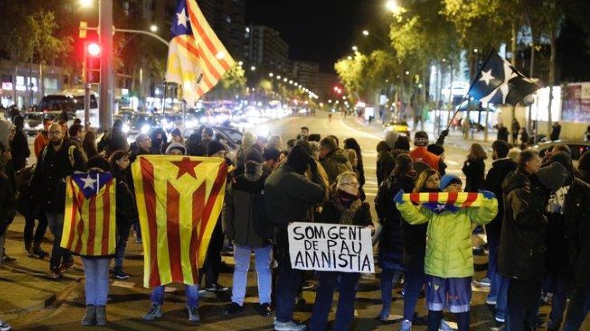 Unos CDR cortando la avenida Meridiana de Barcelona.-FERRAN NADEU