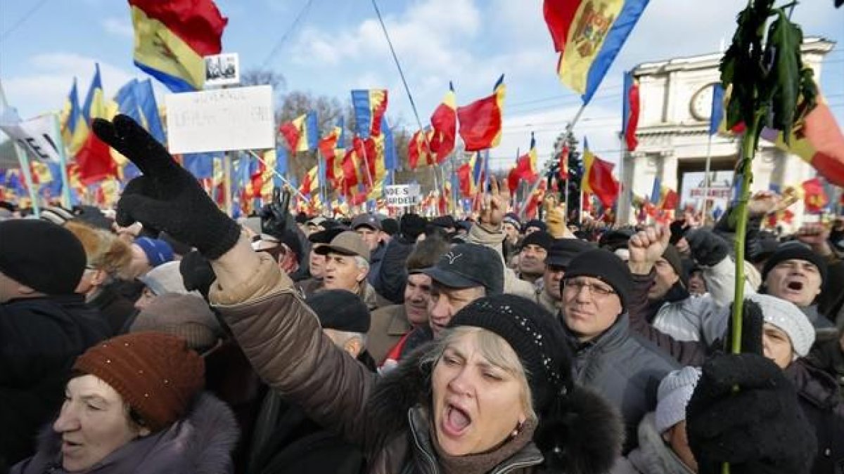 Manifestastes en la concentración contra el presidente moldavo y a favor de la celebración de nuevas elecciones.-EFE / ROBERT GHEMENT