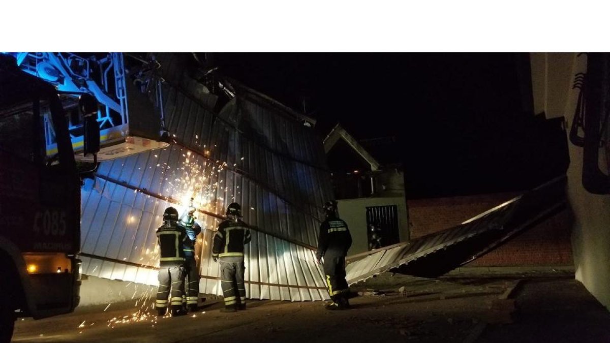 Actuación de los Bomberos de la Diputación en el municipio de Serrada, en Valladolid. - E.M.