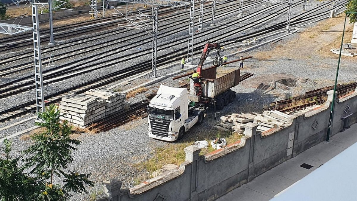 Operarios de Adif retiran el material de la zona de vías encima de donde discurrirá el nuevo túnel. - EM