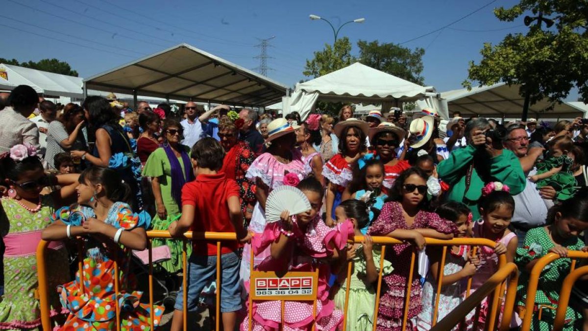 Asistentes vestidos con trajes regionales en la inauguración de la Feria de Folklore y Gastronomía.-ICAL