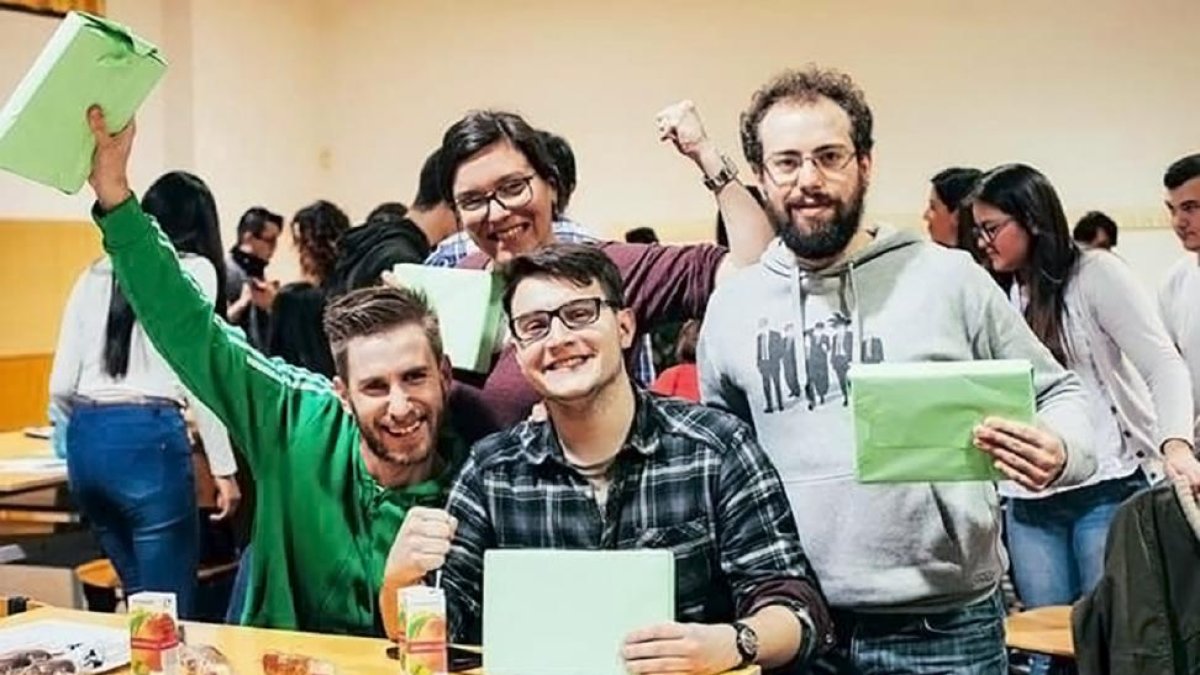 Integrantes del grupo que ha ideado una aplicación para gestionar la calefacción y los problemas en remoto.-EL MUNDO
