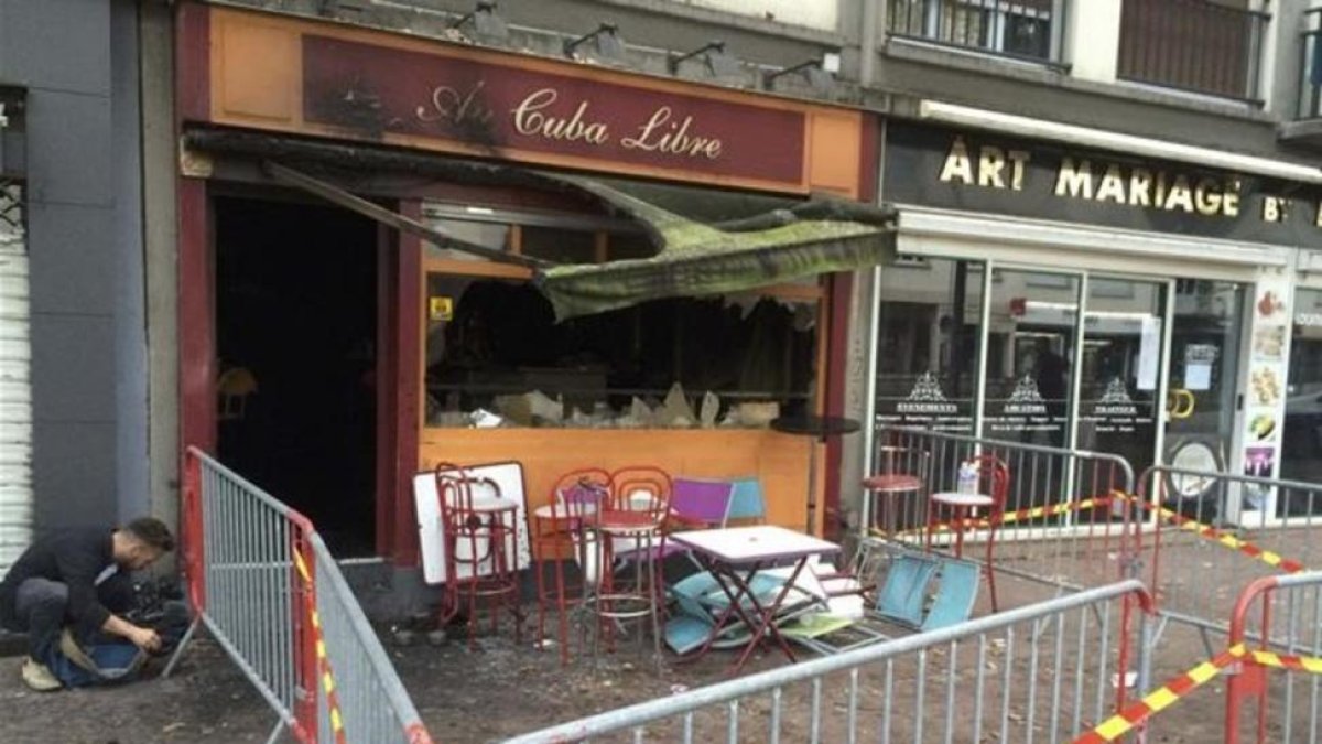 El bar Reunión Cuba Libre, en Rouen (Francia), tras el incendio de la pasada noche.-CLOTAIRE ACHI