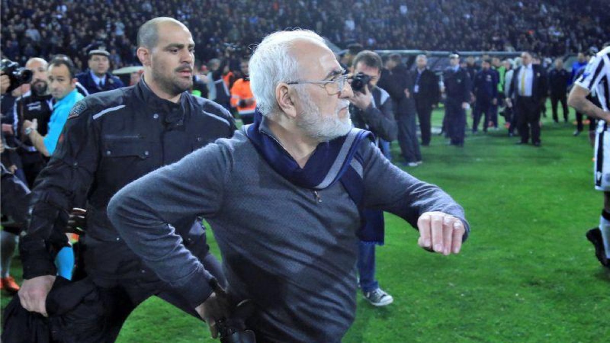 El presidente del PAOK griego invade el terreno de juego portando una pistola en su cintura.-INTIME (REUTERS)