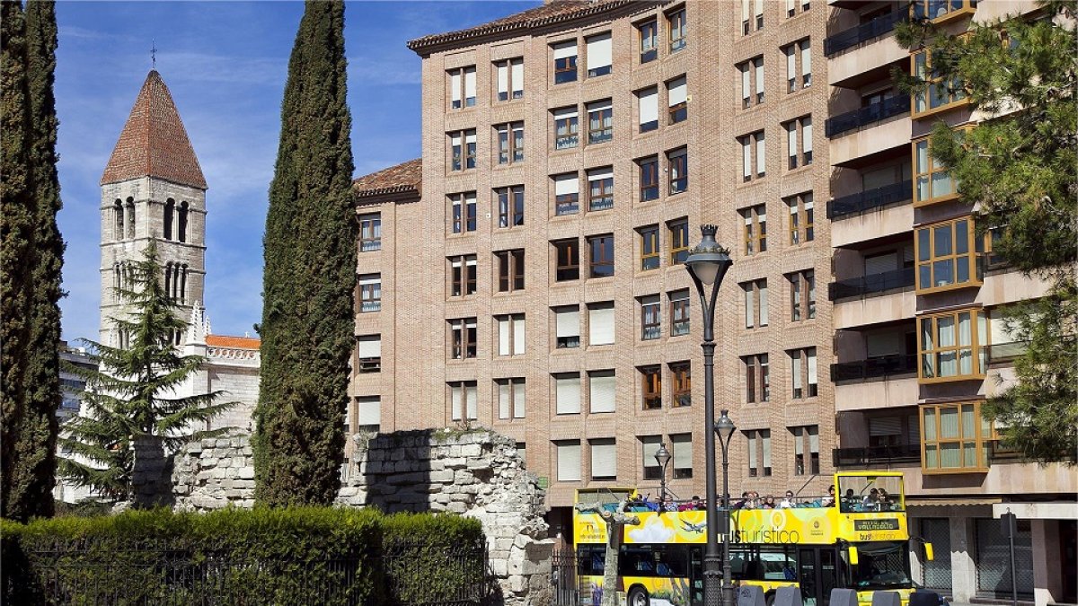 El bus turístico de Valladolid circulará desde hoy y se recuperan las rutas 'Patios renacentistas' y 'Ríos de luz' - EP