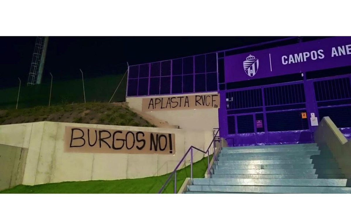 Pancartas en Zorrilla la pasada madrugada. / EM