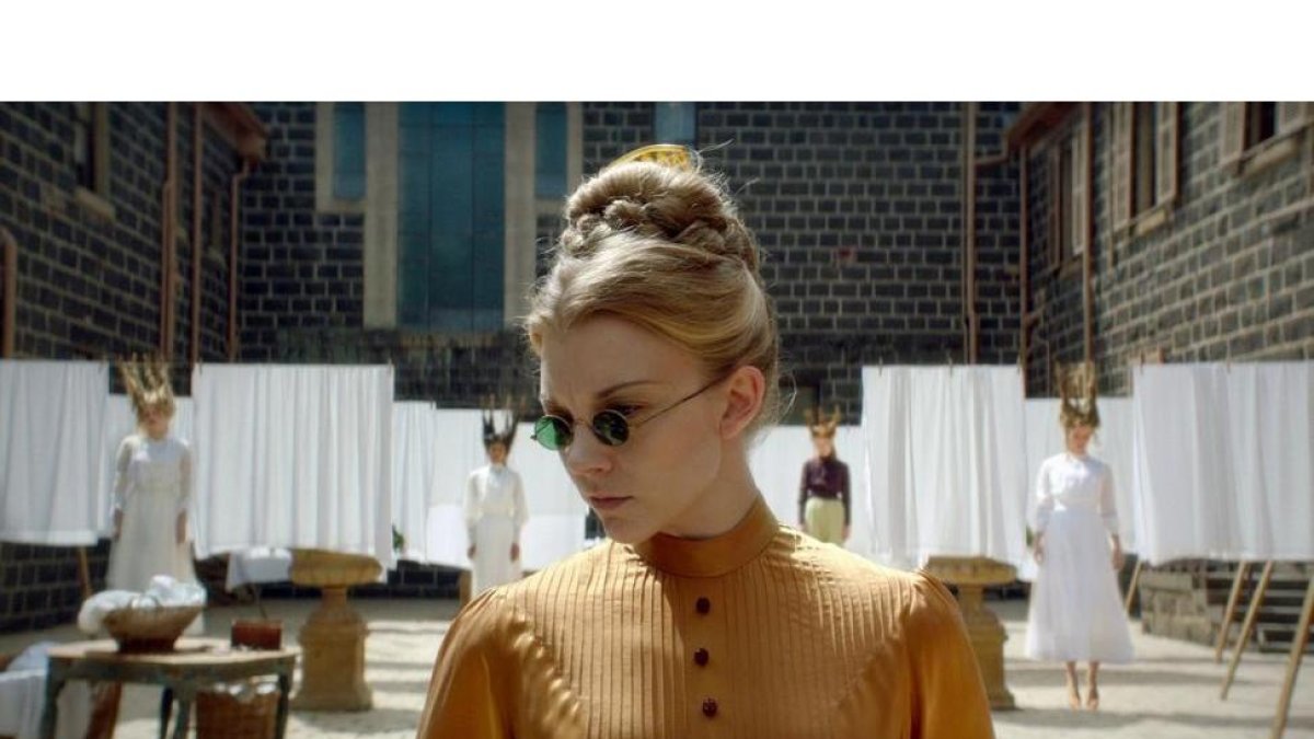 La actriz Natalie Dormer, en el papel de directora de internado en la serie El misterio de Hanging Rok, de Cosmo.-PICASA