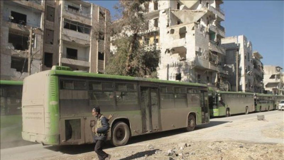 Autobuses que evacuan a civiles del este de la ciudad de Alepo el pasado 15 de diciembre.-EFE / GHITH SY