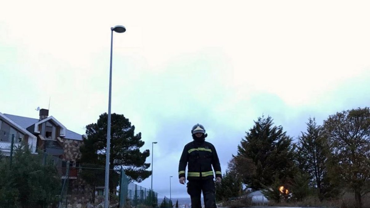 Los bomberos de León intervienen en un escape de 3.500 litros de gas propano en un restaurante en desuso.-ICAL