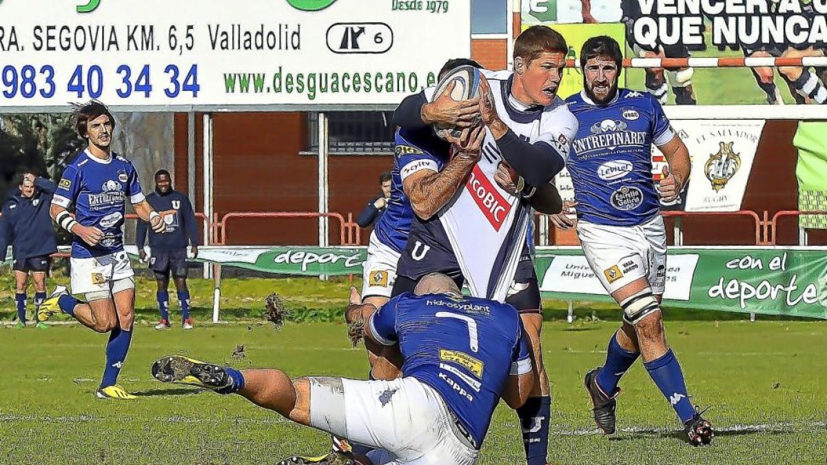El VRAC intenta frenar un ataque del CDUL en la Copa Ibérica de 2014.-JCR