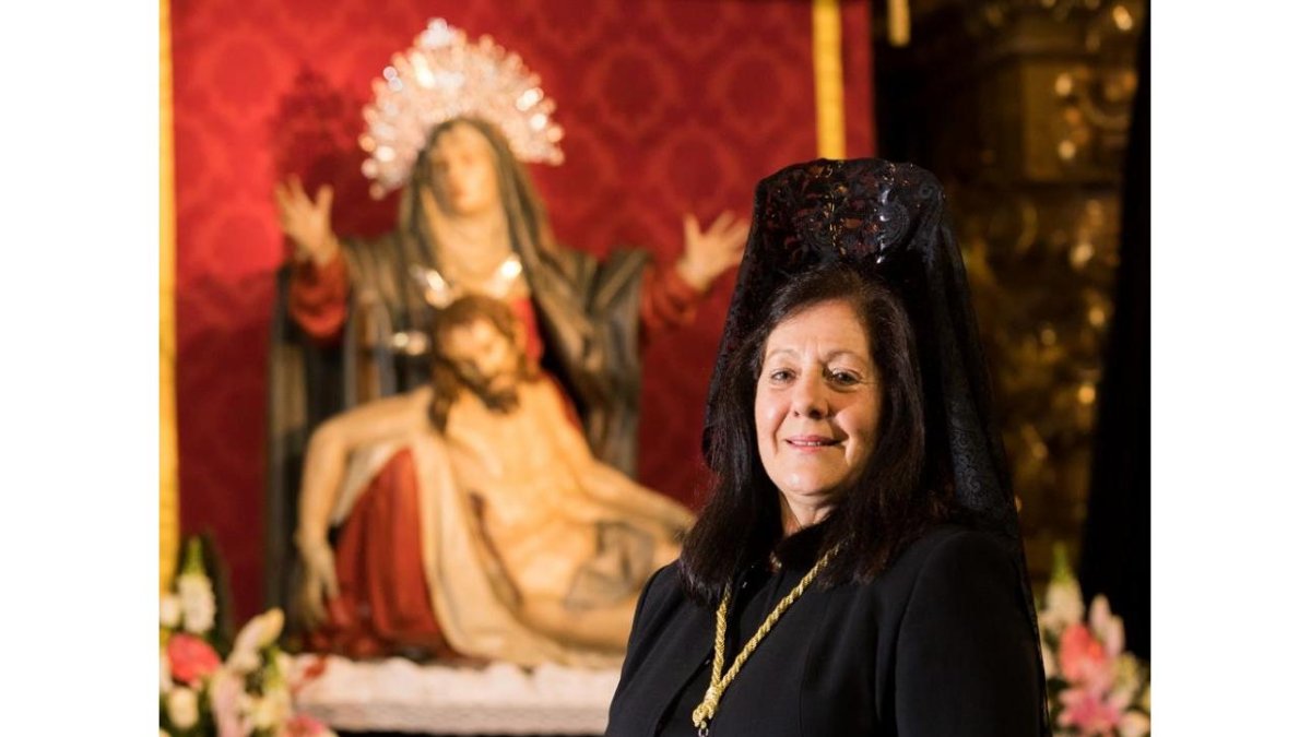 Rosa García ante la Quinta Angustia, de Gregorio Fernández. / PABLO REQUEJO-PABLO REQUEJO