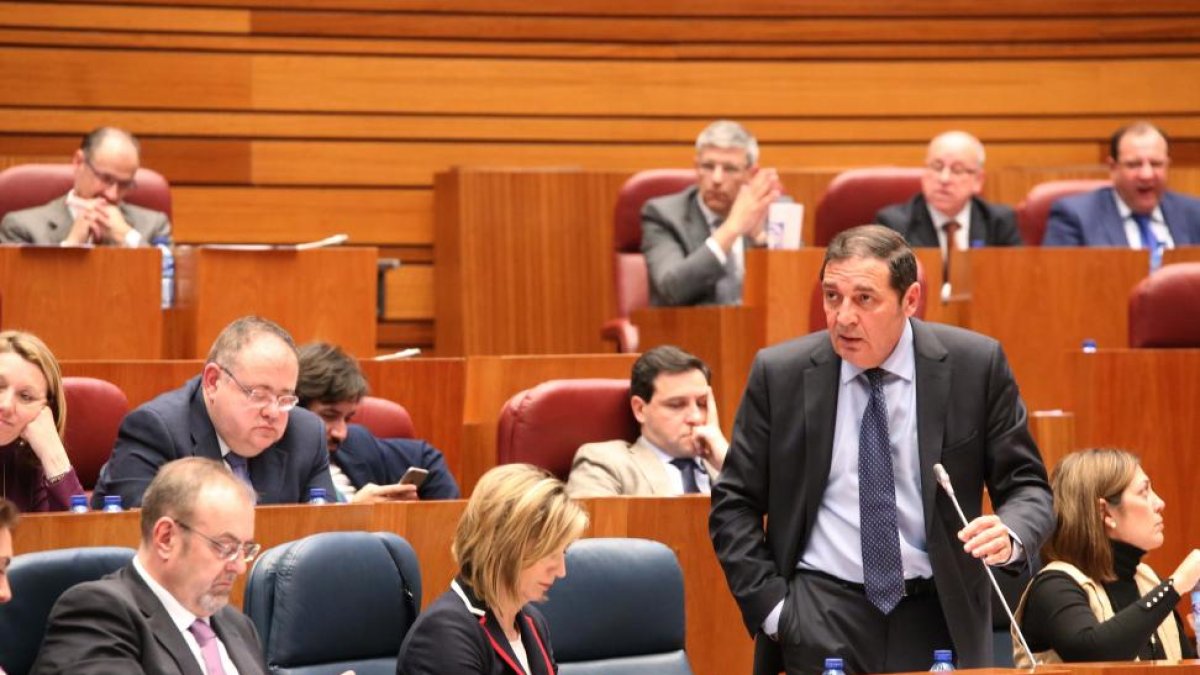 El consejero de Sanidad, Antonio María Sáez Aguado, durante el pleno de las Cortes-ICAL