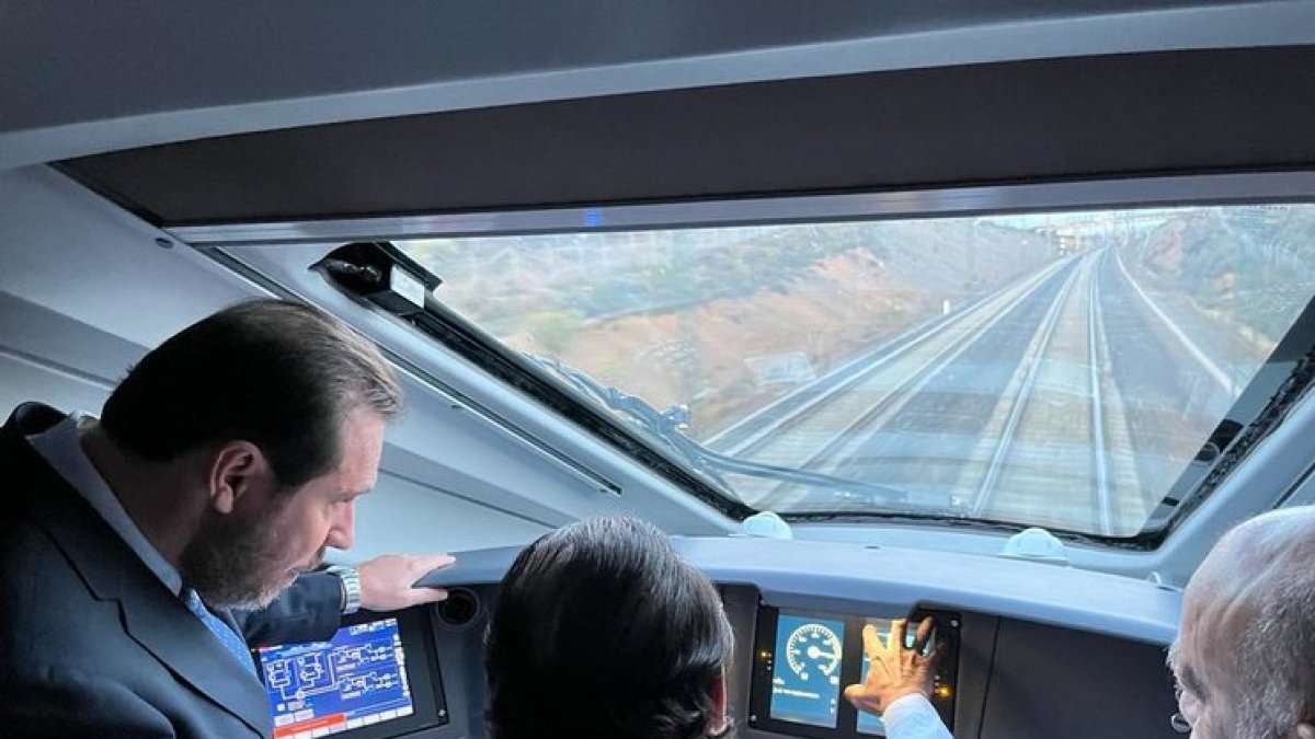 El ministro Óscar Puente subido en el nuevo Avril que circula ya en pruebas por línea Madrid-Galicia.- E. M.