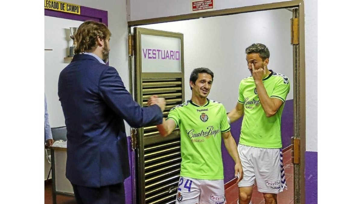 Carlos Suárez saluda a Pereira en la zona de vestuarios de Zorrilla.-Miguel Ángel Santos