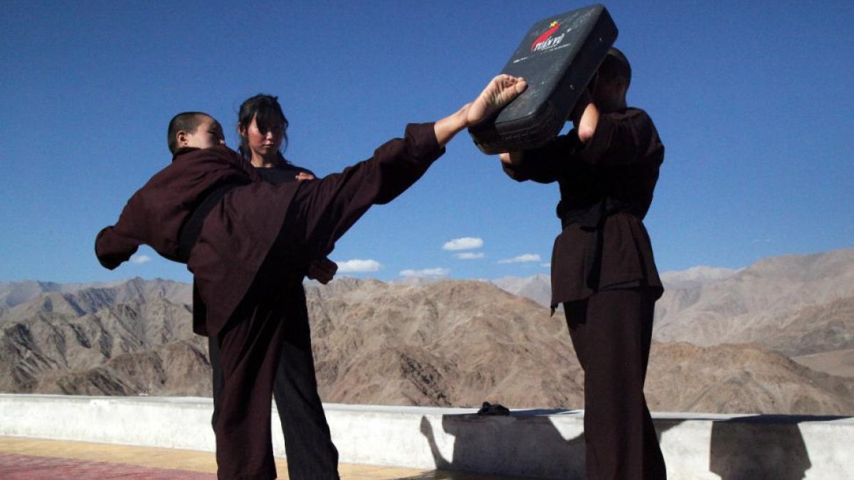 Dos monjas de la orden Drukpa enseñan Kung Fu a una de las 100 jóvenes que han asistido al taller de autodefensa-NITA BHALLA (REUTERS)