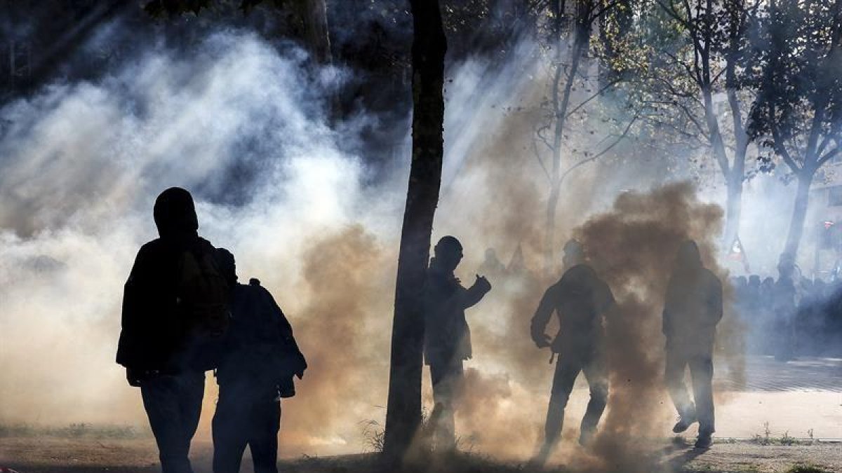 Manifestantes durante una protesta contra la reforma laboral del presidente francés, Emmanuel Macron, el pasado jueves en París, Francia.-EFE