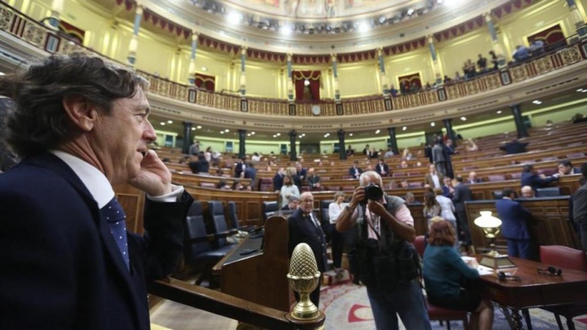 El portavoz del PP, Rafael Hernando, en el pleno del Congreso este jueves.-JUAN MANUEL PRATS