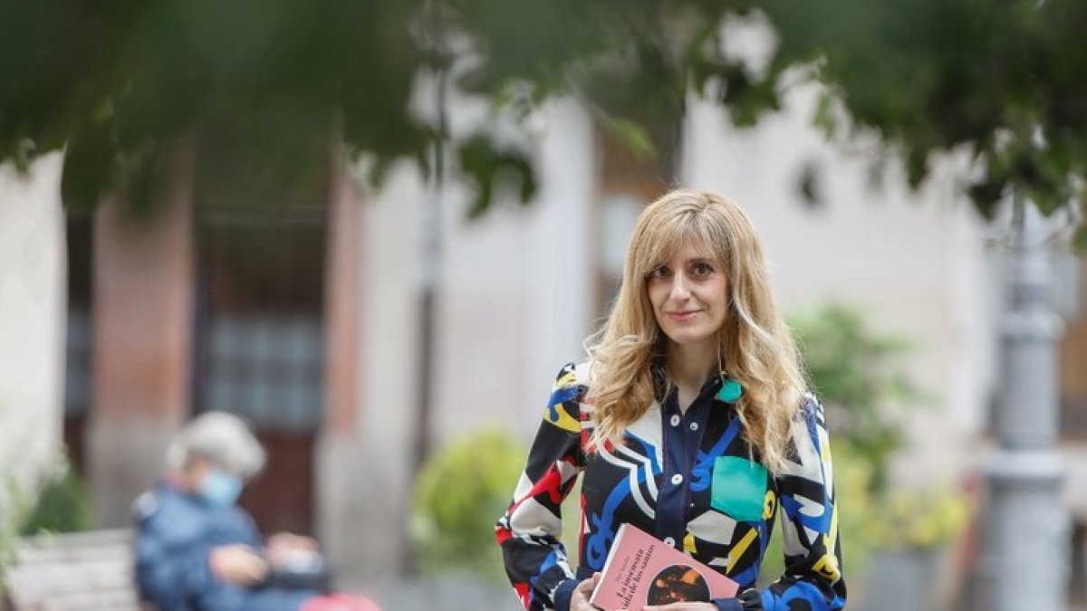 Mar Sancho, en 2021, con su último libro. | LOSTAU