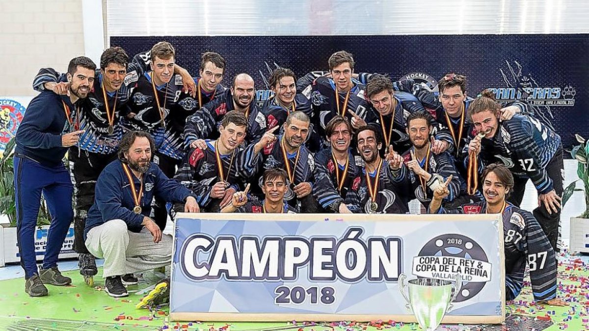 Los jugadores y el cuerpo técnico del CPLV celebran el octavo título de Copa del Rey conquistado ayer en el polideportivo Canterac.-NURIA MONGIL