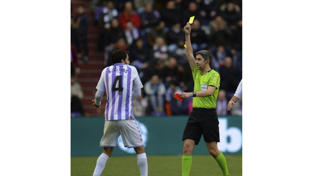 Undiano amonesta a Olivas tras ver la pantalla y pitar penalti.-LALIGA