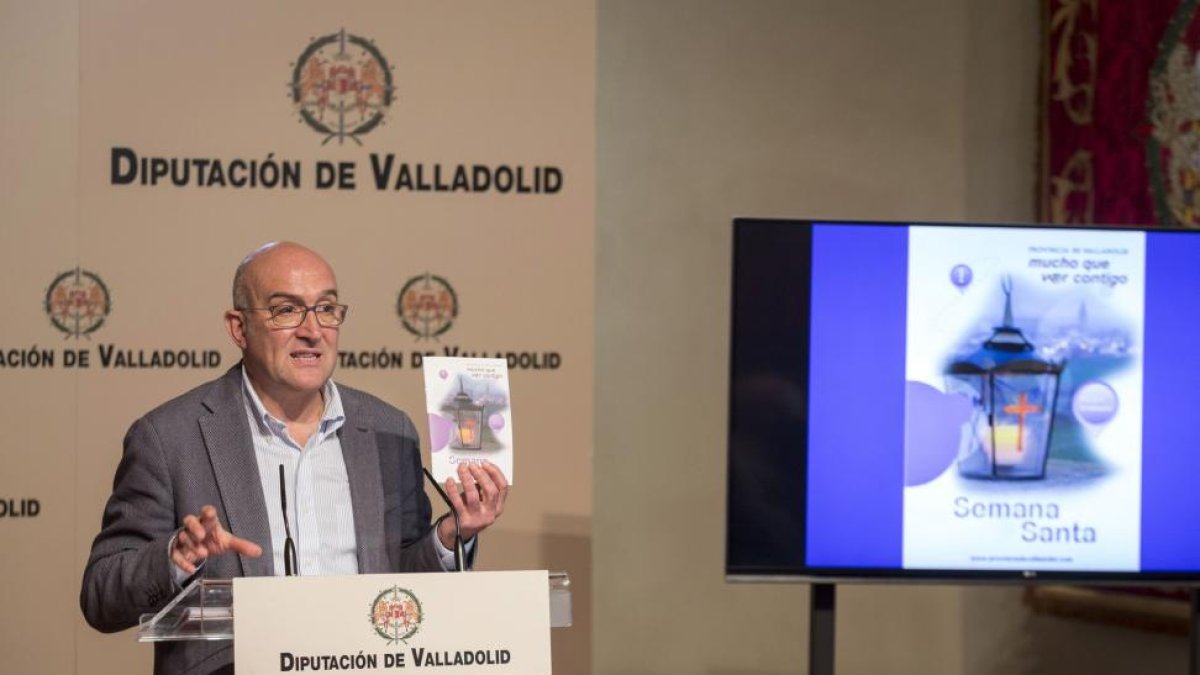 Jesús Julio Carnero, en un momento de su comparecencia para presentar los actos de la Semana Santa de la provincia de Valladolid-ICAL