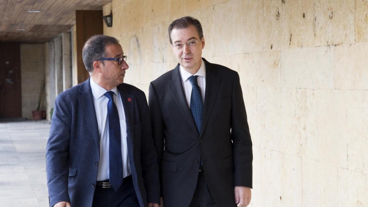 El vicerrector de la UVA en Segovia, Juan José Garcillán, y el presidente delCES, Germán Barrios.-ICAL