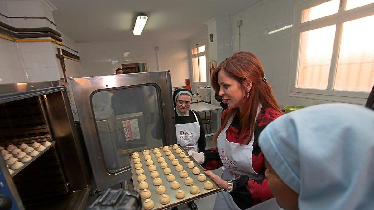 Silvia Clemente, presidenta de las Cortes de Castilla y León, horneando una bandeja de pasteles.-EL MUNDO