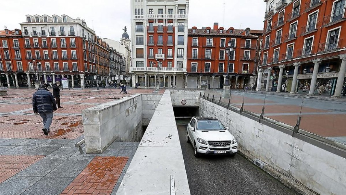 Un vehículo sale del aparcamiento de la Plaza Mayor en dirección a la calle Jesús.-J.M. LOSTAU