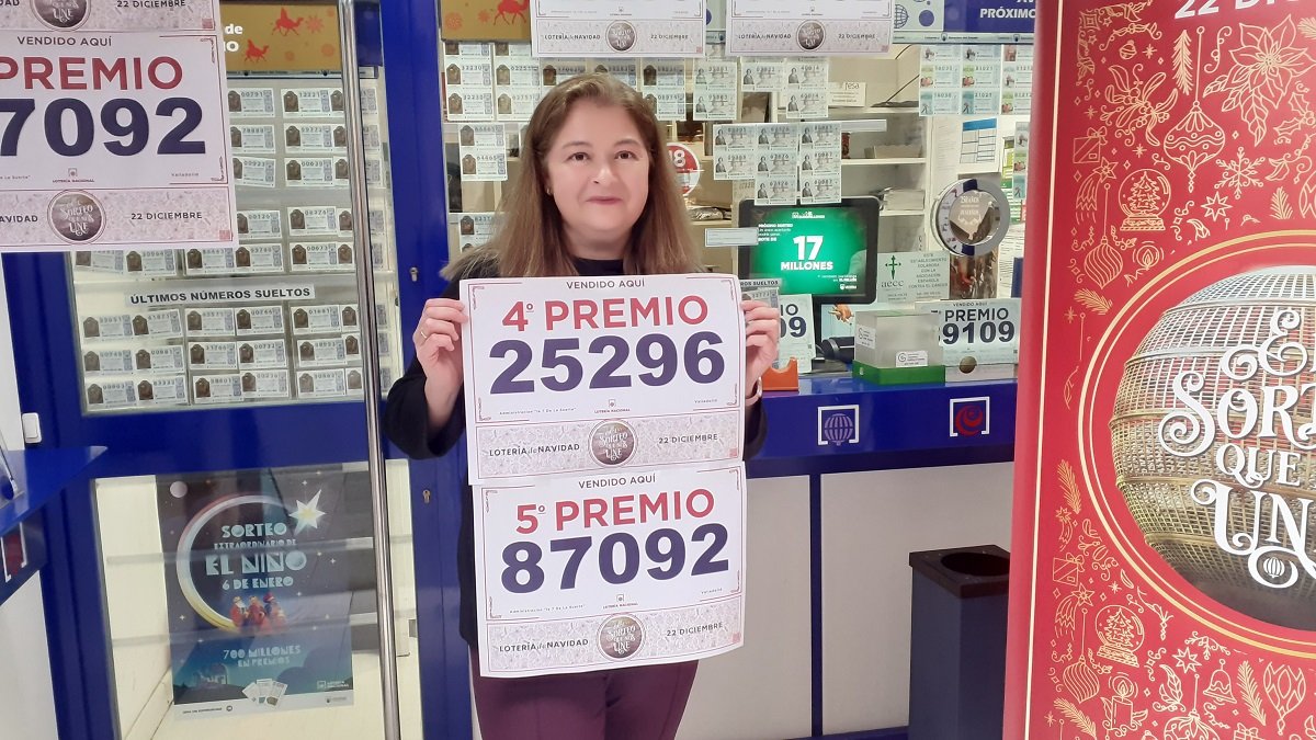 Esther Samaniego posa con los dos números agraciados. - J. CARRÓN