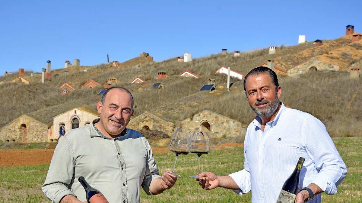 José Gordón y Luis Miguel Seco con sus vinos, Elchano y Baltasar delante de bodegas de la arquitectura del Valle de Jamuz. / ÓSCAR DE LA HUERGA