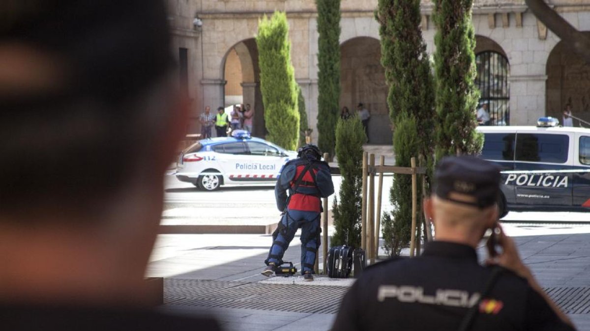 Una maleta abandonada obliga a intervenir a los Cedax en la Gran Vía de Salamanca.-ICAL