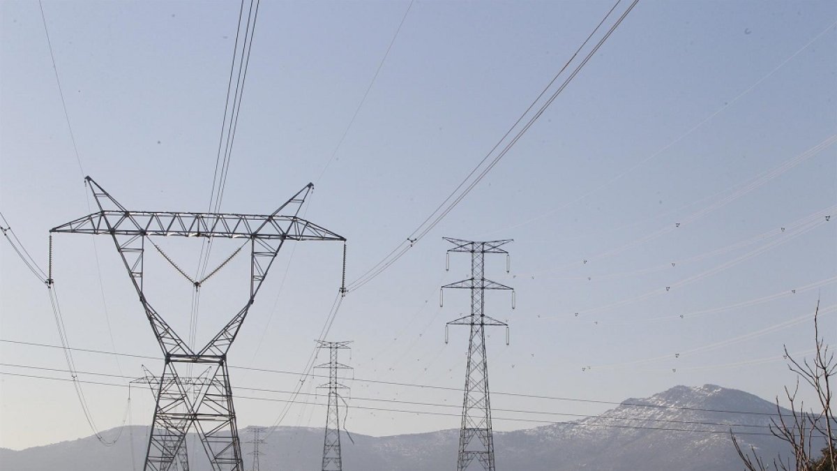 Imagen de archivo de un tendido eléctrico.- E. PRESS