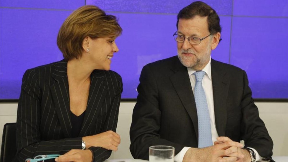 El líder del PP, Mariano Rajoy, junto a la secretaria general, Dolores de Cospedal, en la junta directiva del partido.-AGUSTÍN CATALÁN