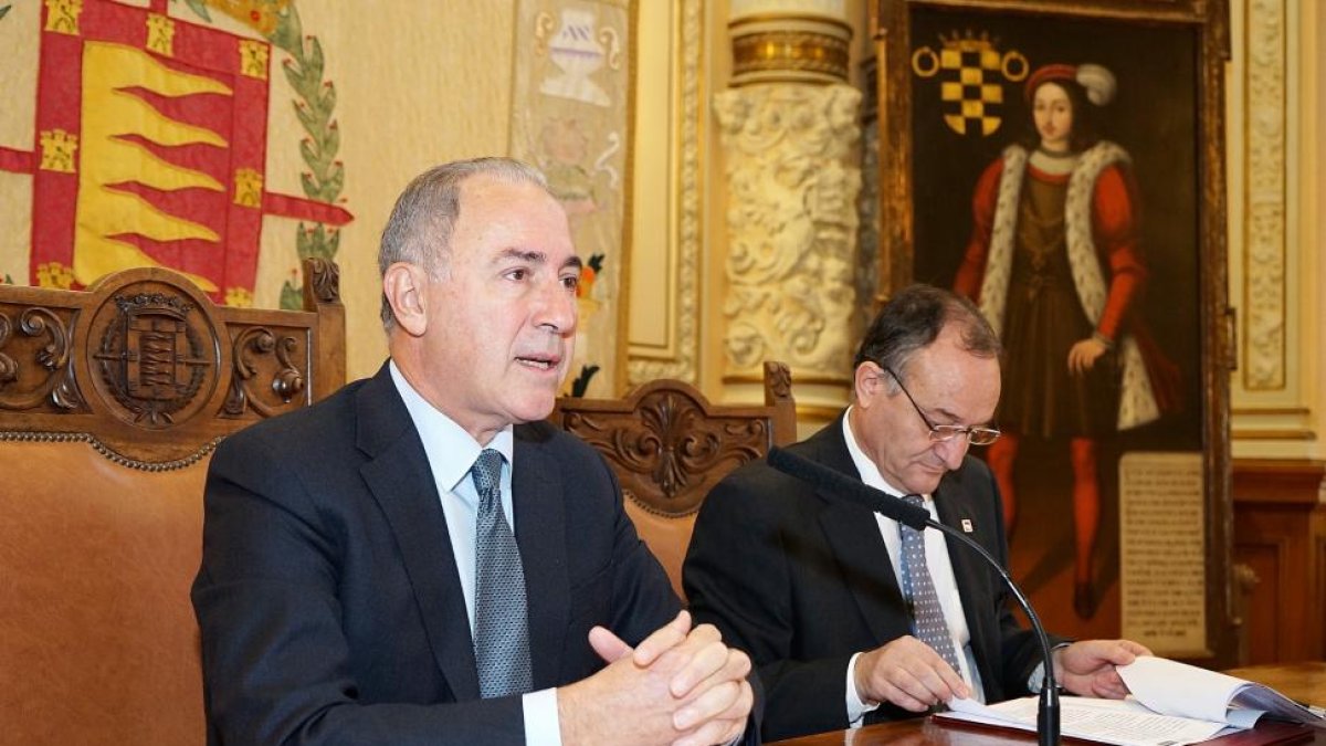 Antonio Gato y Daniel Miguel durante la firma.-EL MUNDO