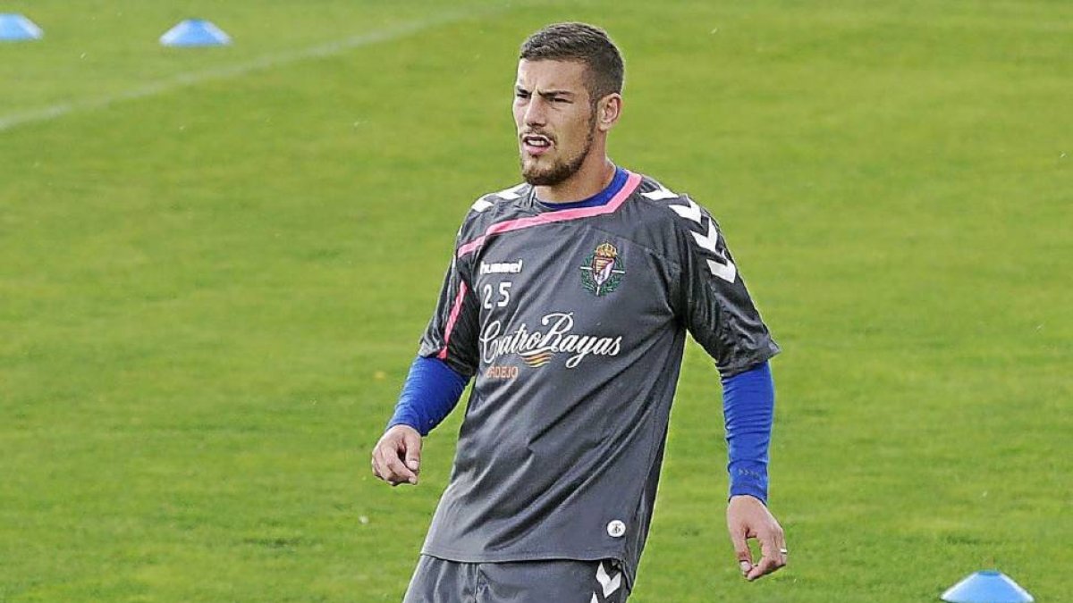 Pedro Tiba observa una jugada en los Anexos durante el entrenamiento de ayer.-Balcaza