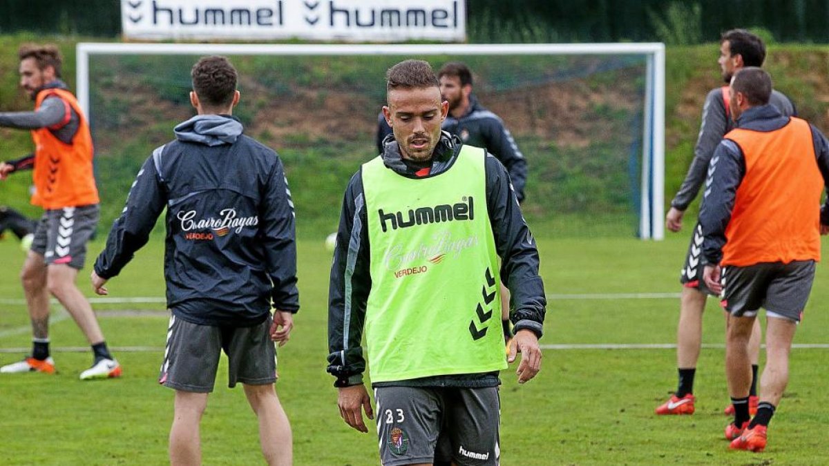 El delantero blanquivioleta Roger, en primer plano durante el entrenamiento de ayer.-Pablo Requejo