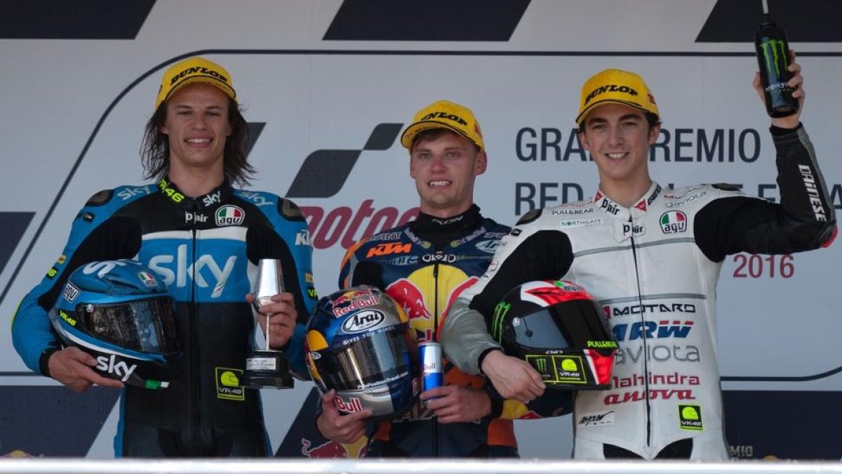 Brad Binder, en el centro, con Niccoló Bulega, izquierda, y Francesco Bagnaia, en el podio de Moto3.-AFP / JORGE GUERRERO