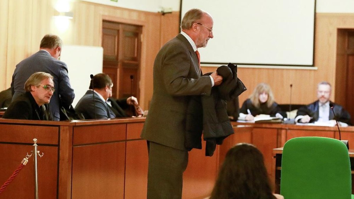 León de la Riva se dispone a sentarse para testificar ante la mirada de su exconcejal  de Urbanismo García de Coca.-J.M. LOSTAU