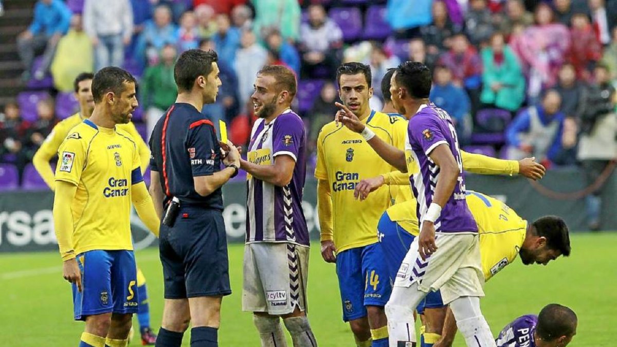 Roger y Mojica reclaman al colegiado tarjeta roja para David Simón por golpear a Peña, que yace en el suelo-J.M. Lostau