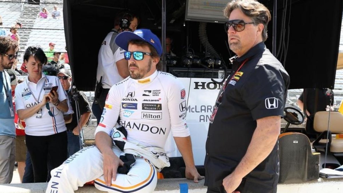 Fernando Alonso, junto al dueño del equipo en el que corre en Indy, Michael Andretti, en un descanso de los entrenamientos.-STEVE C MITCHELL