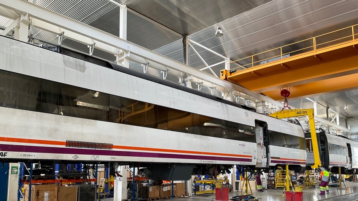 Un tren en reparación en los talleres de Renfe de Valladolid.-E. M.