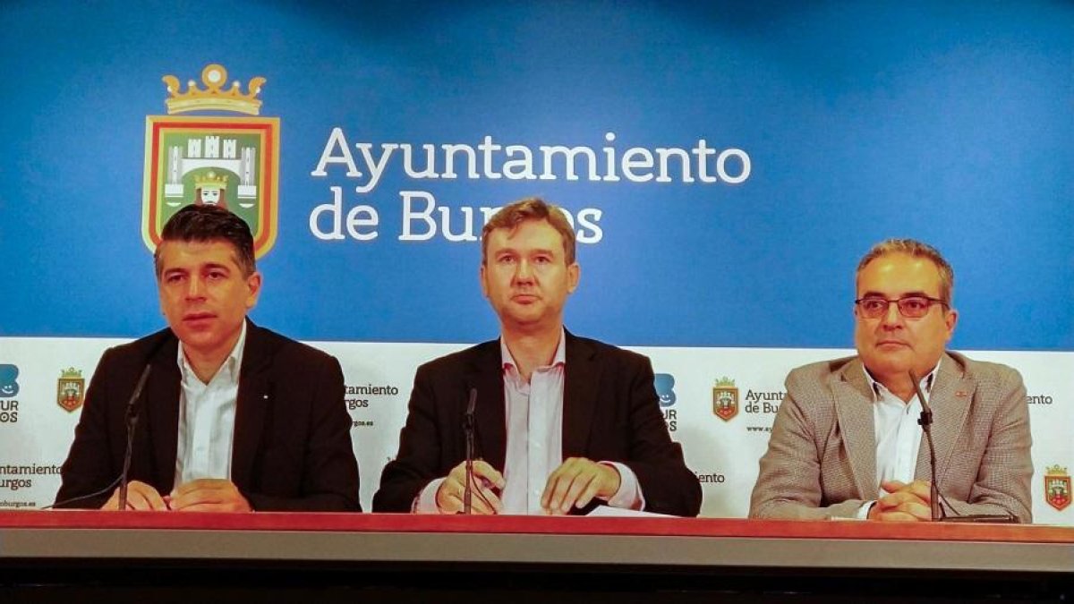 El portavoz de Cs en el Ayuntamiento de Burgos, Vicente Marañón; el portavoz del PP en el Ayuntamiento de Burgos, Javier Lacalle, y el portavoz de Vox en el Ayuntamiento de Burgos, Ángel Martín, durante su comparecencia-ICAL