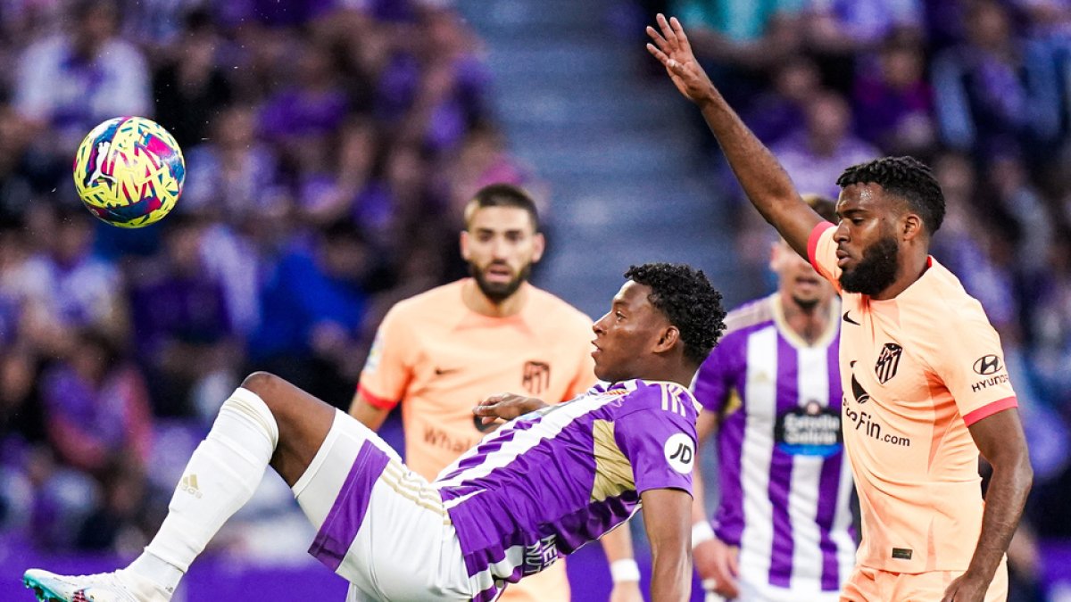 Plata trata un remate acrobático ante el Atlético. / RV. / I. SOLA