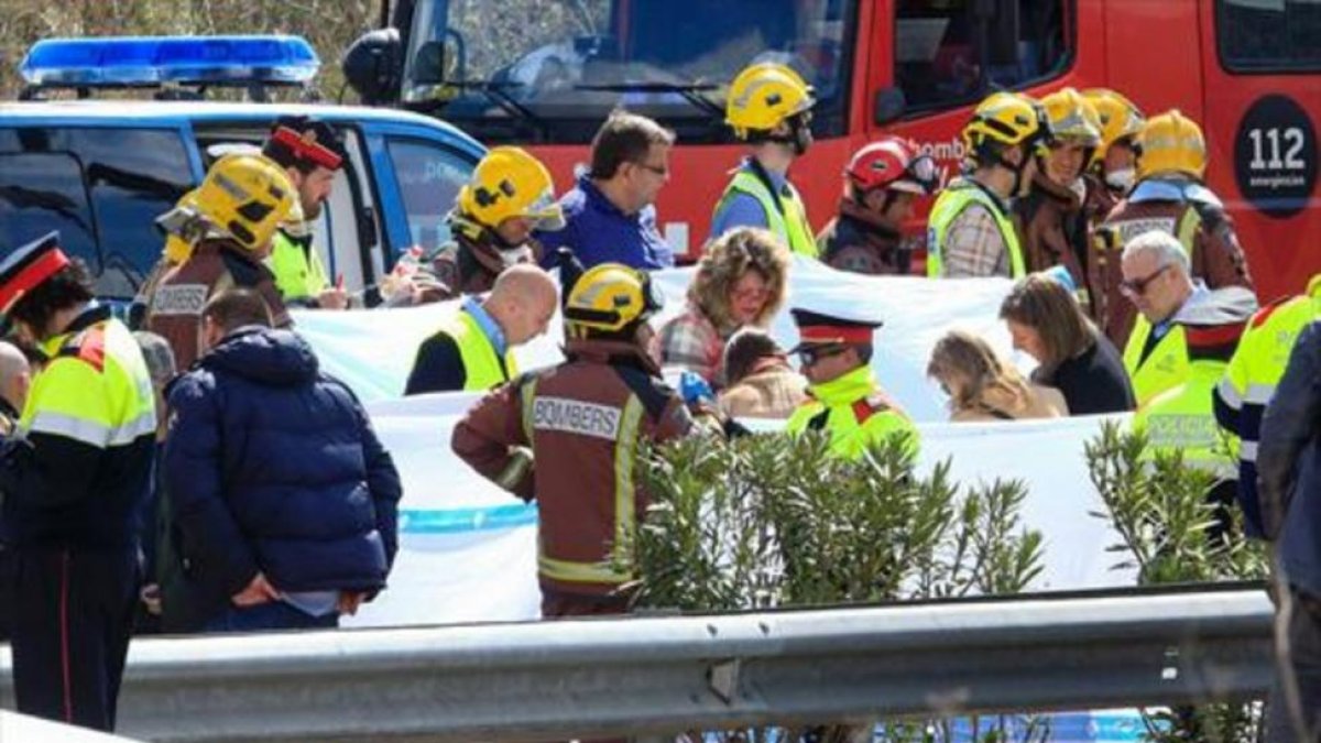 Personal de emergencia, en la zona del accidente.-AFP / PAU BARRENA